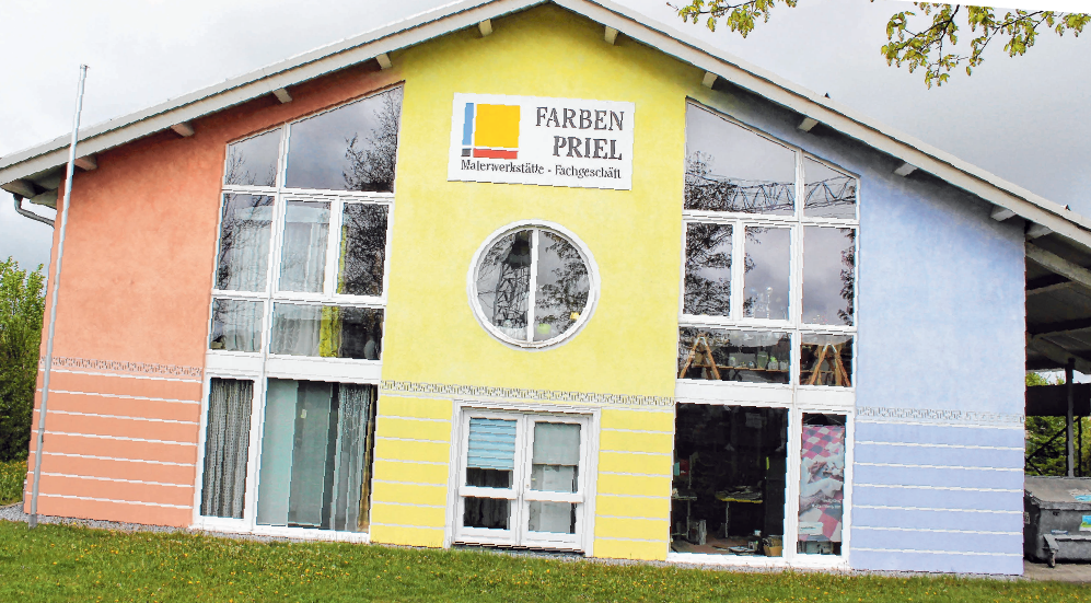 Hans-Peter Priel ist ein Mann der Farben: Farbstudien am Gebäude des Fachmarkts „Im Runs 1“. FOTO: SU Hans-Peter Priel ist ein Mann der Farben: Farbstudien am Gebäude des Fachmarkts „Im Runs 1“. FOTO: SU