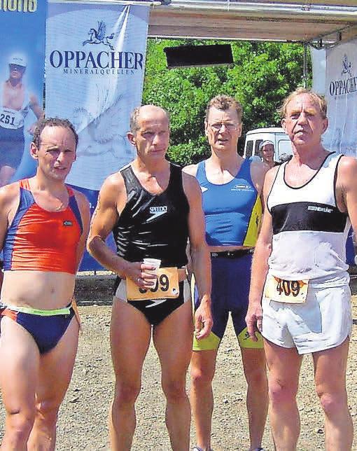 Teamkollegen von Raimund Kupka (l.) bei einer Triathlonveranstaltung. FOTO: PRIVAT Teamkollegen von Raimund Kupka (l.) bei einer Triathlonveranstaltung. FOTO: PRIVAT