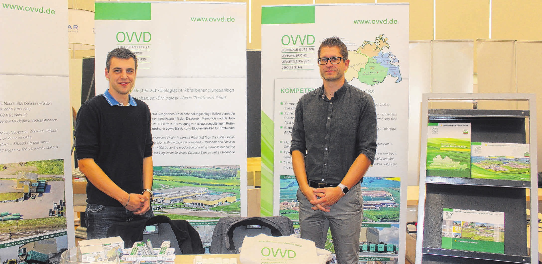 Rene Muchow, Betriebsleiter ABG, (rechts) und Stefan Sulimma, Deponiemeister bei der OVVD, die die Mülldeponie bei Rosenow betreibt, stellen auf Ausbildungsmessen, wie hier die „parentum“ 2018, die Ausbildungsangebote des Unternehmens vor. Foto : Johanna Horak Rene Muchow, Betriebsleiter ABG, (rechts) und Stefan Sulimma, Deponiemeister bei der OVVD, die die Mülldeponie bei Rosenow betreibt, stellen auf Ausbildungsmessen, wie hier die „parentum“ 2018, die Ausbildungsangebote des Unternehmens vor. Foto : Johanna Horak