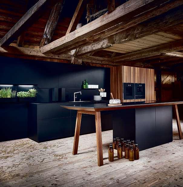 Die Designerküche im feinmatten Onyxschwarz (made in Germany) mit individueller Greenwall für frische Kräuter. Fotso: Hesebeck Home Company