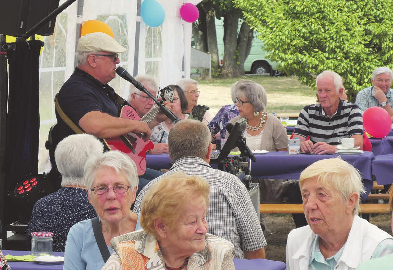„Schmiddel“ sorgt mit flotten Rhythmen für Unterhaltung. „Schmiddel“ sorgt mit flotten Rhythmen für Unterhaltung.