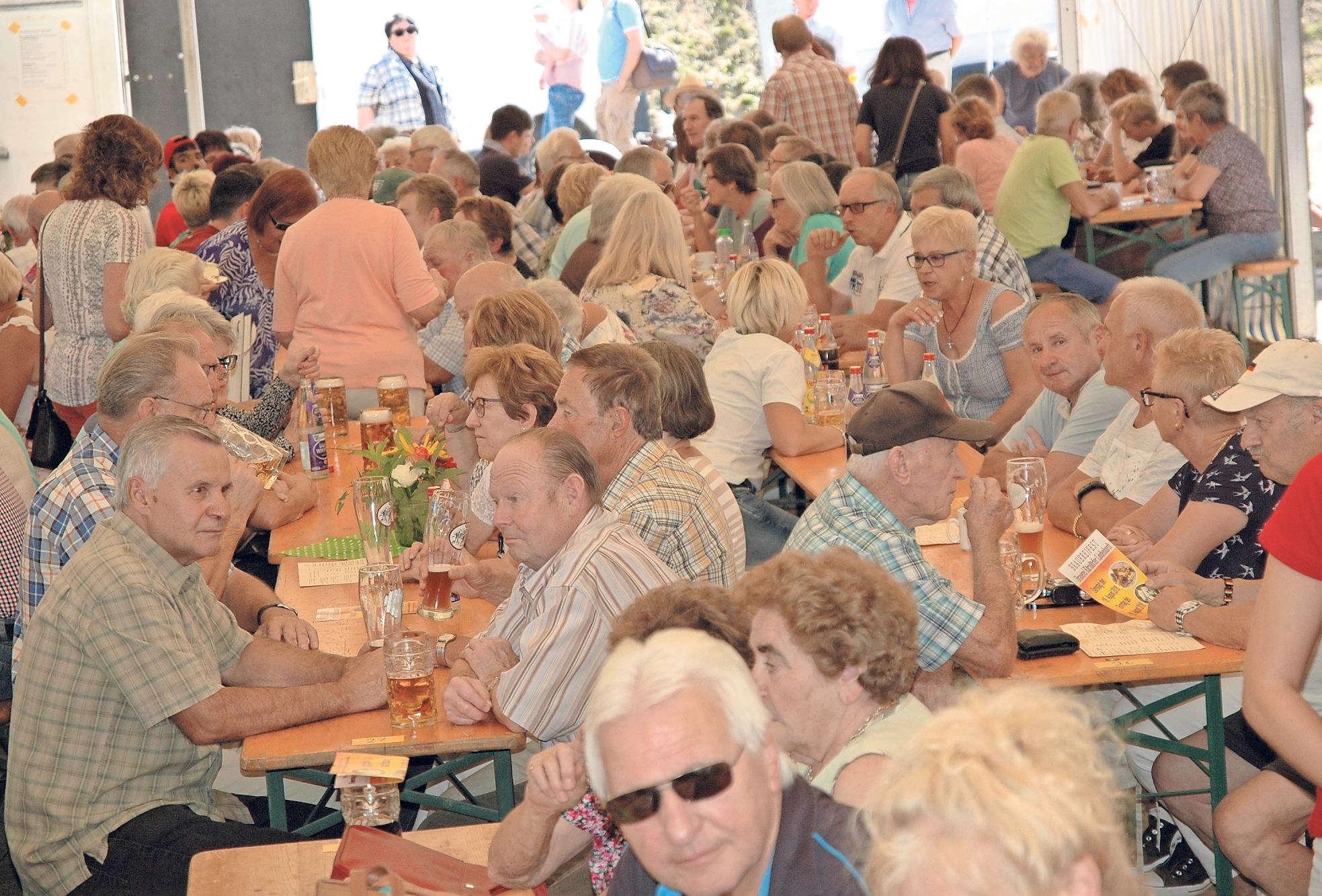 Vollbesetzt ist das kleine Festzelt am Sonntagnachmittag. Fotos: Dieter Jenß Vollbesetzt ist das kleine Festzelt am Sonntagnachmittag. Fotos: Dieter Jenß