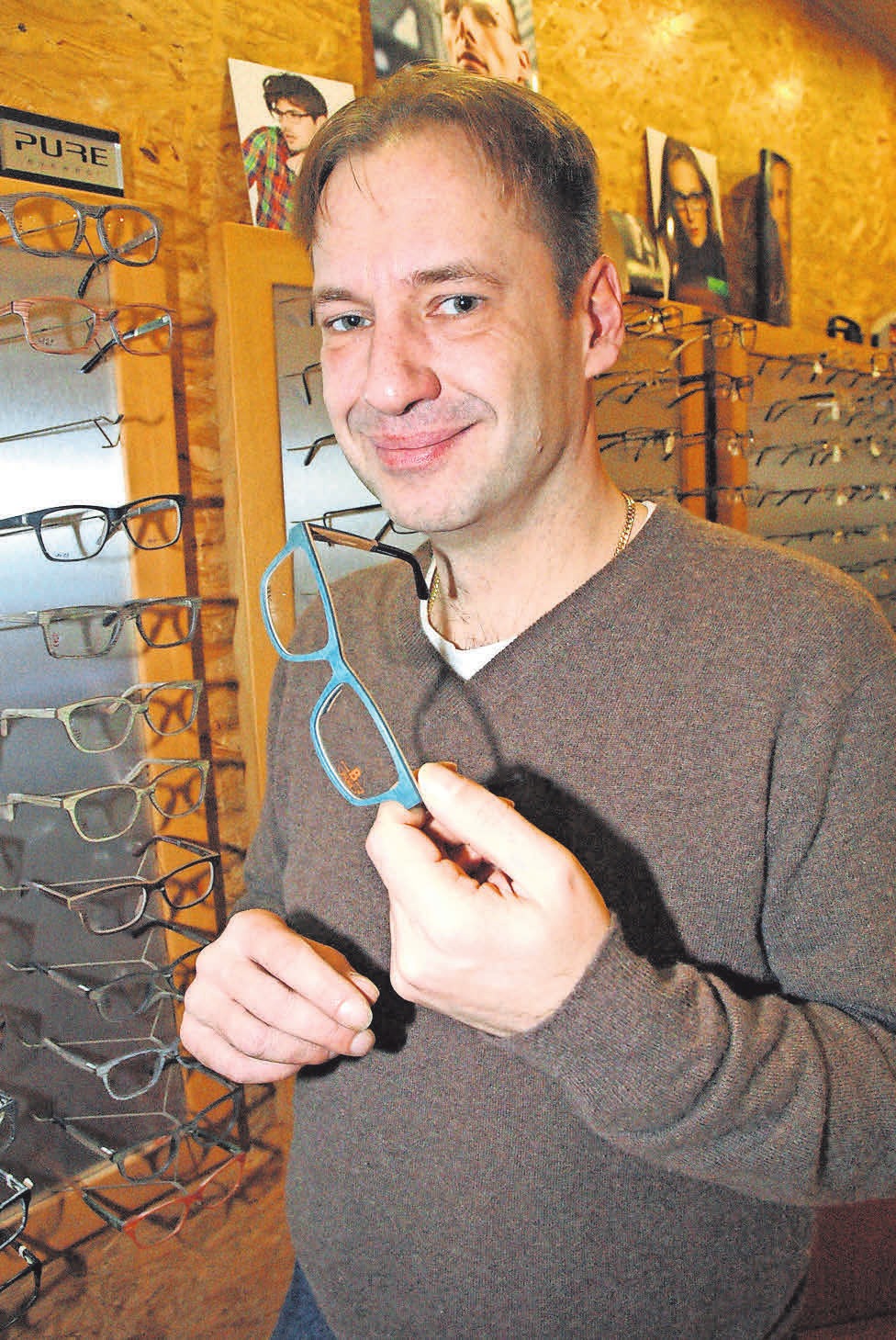 René Ehrmann bietet zum Beispiel Brillen aus dem natürlichen Werkstoff Holz, allergiefrei und mit der besonderen optischen Note. René Ehrmann bietet zum Beispiel Brillen aus dem natürlichen Werkstoff Holz, allergiefrei und mit der besonderen optischen Note.