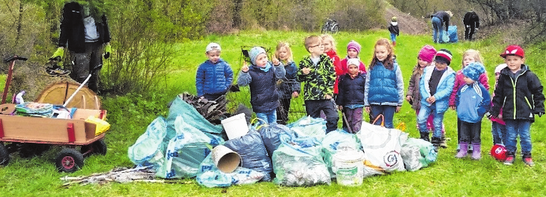 Zusammen mit den Kindergartenkindern veranstaltete der OGV Wülflingen 2017 ein „Ramadama“. FOTO: JOSEF ZENKER Zusammen mit den Kindergartenkindern veranstaltete der OGV Wülflingen 2017 ein „Ramadama“. FOTO: JOSEF ZENKER