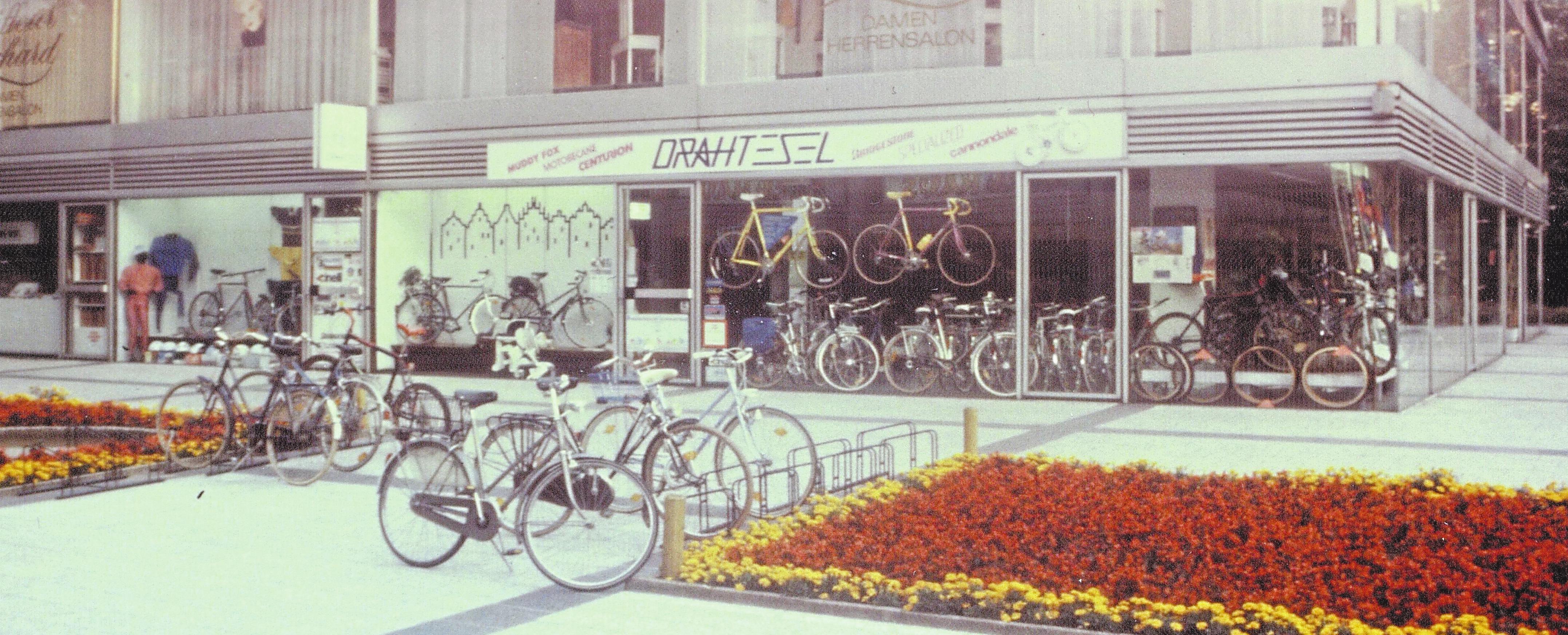 1988 zog das Team mit dem Drahtesel an den Servatiiplatz. Dort sind die Leezen-Liebhaber noch heute zu finden. Foto: Drahtesel 1988 zog das Team mit dem Drahtesel an den Servatiiplatz. Dort sind die Leezen-Liebhaber noch heute zu finden. Foto: Drahtesel