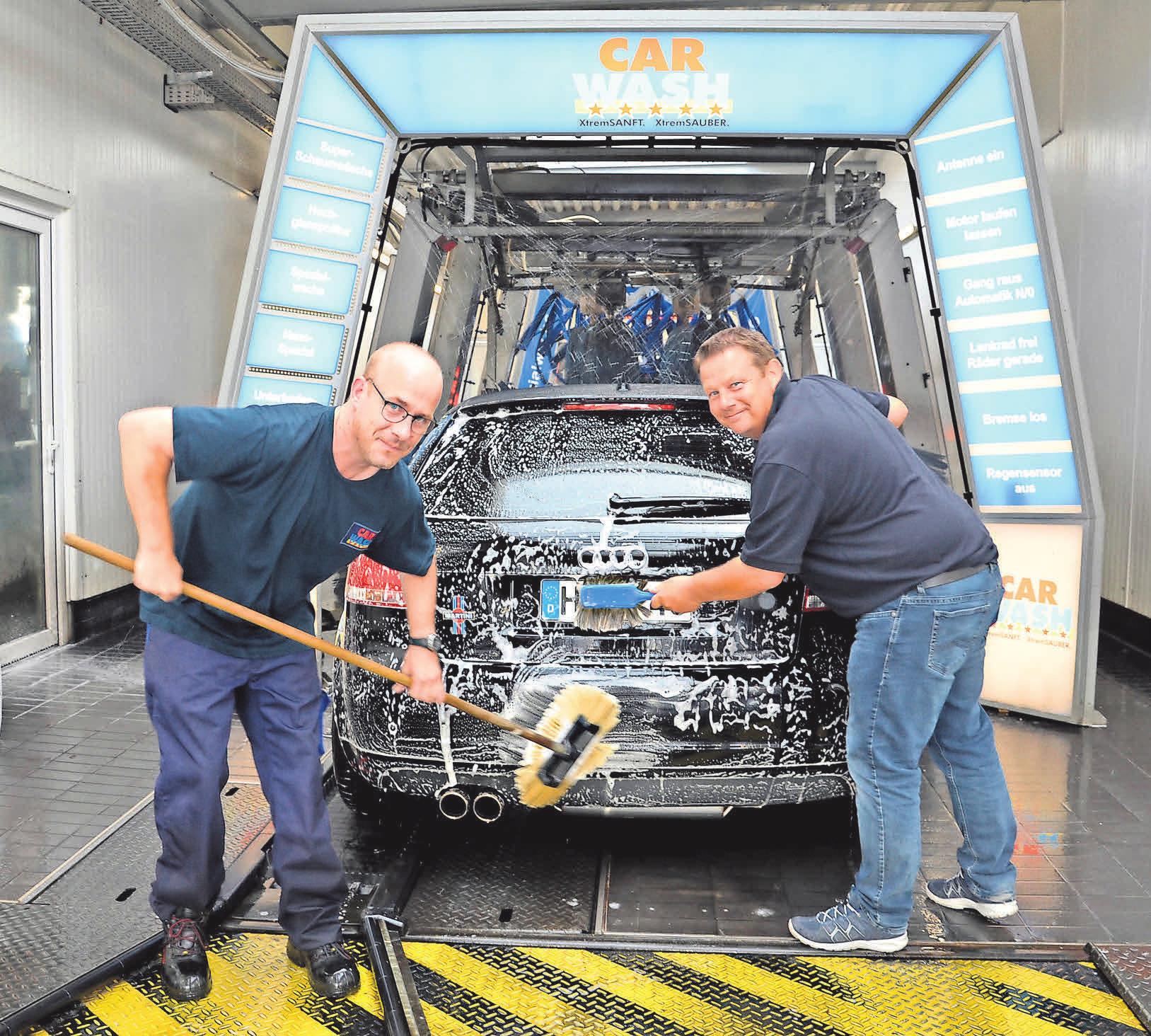 CAR-WASH-Chef Carsten Mölich (rechts) und Mitarbeiter René Schmidt bei der Vorreinigung mit Warmwasser, das aus der Abwärme des firmeneigenen Blockheizkraftwerkes gewonnen wird. CAR-WASH-Chef Carsten Mölich (rechts) und Mitarbeiter René Schmidt bei der Vorreinigung mit Warmwasser, das aus der Abwärme des firmeneigenen Blockheizkraftwerkes gewonnen wird.