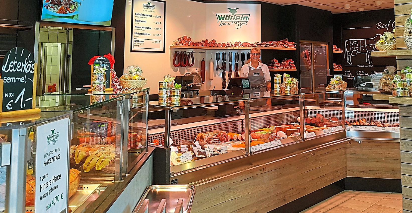 Alles neu: Nach einem Umbau begrüßt die Metzgerei Wörlein ihre Kunden in der Weißenburger Straße in Eichstätt in neuen Räumlichkeiten. Das schmackhafte Mittagessen oder eine Brotzeit können die Kunden im geräumigen Sitzbereich genießen oder auch mitnehmen. Fotos: Bauer Alles neu: Nach einem Umbau begrüßt die Metzgerei Wörlein ihre Kunden in der Weißenburger Straße in Eichstätt in neuen Räumlichkeiten. Das schmackhafte Mittagessen oder eine Brotzeit können die Kunden im geräumigen Sitzbereich genießen oder auch mitnehmen. Fotos: Bauer