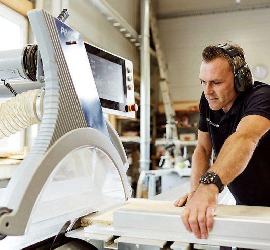 Schreinerhandwerk nach Maß mit Einsatz von hochmoderner Technologie zeichnet das Team von Creativ Möbel Hempel aus. Schreinerhandwerk nach Maß mit Einsatz von hochmoderner Technologie zeichnet das Team von Creativ Möbel Hempel aus.