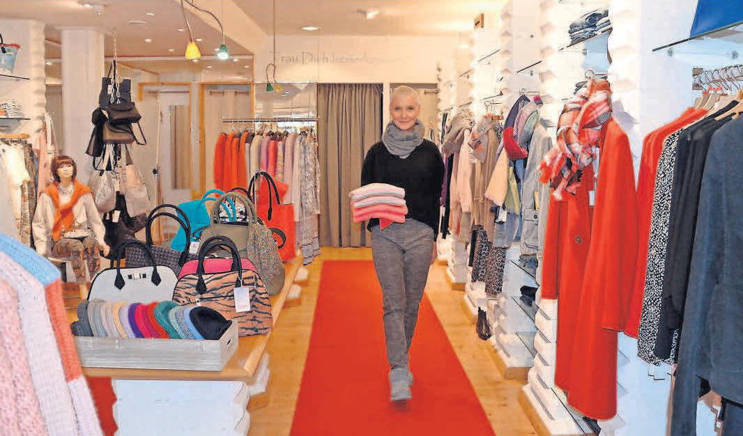 Katrin Hillscher führt Mode, die von Casual bis Business die eigene Persönlichkeit unterstreicht, und berät ihre Kundinnen individuell und typgerecht. Katrin Hillscher führt Mode, die von Casual bis Business die eigene Persönlichkeit unterstreicht, und berät ihre Kundinnen individuell und typgerecht.