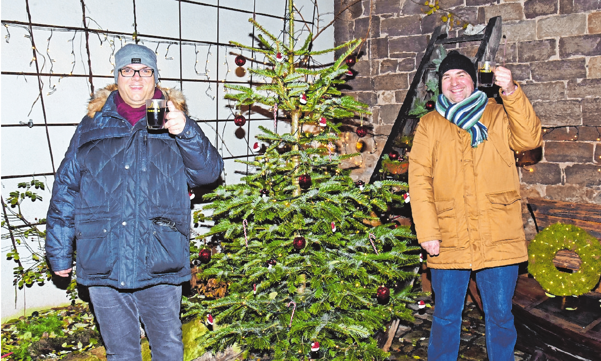 Ein kräftiges Hoch auf das „Haßfurter Funkeln“! FOTO: ULRIKE LANGER Ein kräftiges Hoch auf das „Haßfurter Funkeln“! FOTO: ULRIKE LANGER