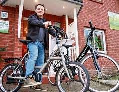 Alexander Schubert bietet hochwertige E-Bikes an. Foto: Reitenbach