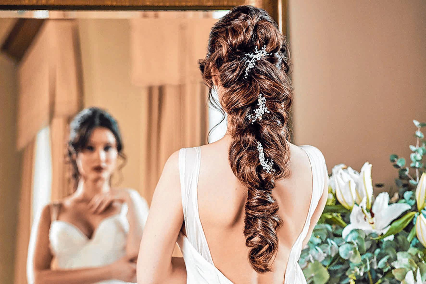 Aus langem Haar lassen sich die zauberhaftesten Brautfrisuren kreieren. FOTO: DJD/GREAT LENGTHS Aus langem Haar lassen sich die zauberhaftesten Brautfrisuren kreieren. FOTO: DJD/GREAT LENGTHS