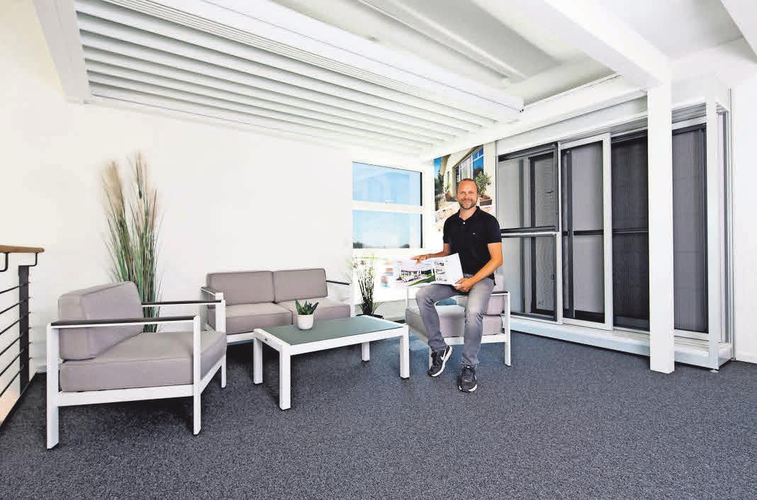 Markus Dienst informiert in der Ausstellung zur Sonnenschutztechnik. Markus Dienst informiert in der Ausstellung zur Sonnenschutztechnik.