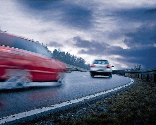 Sicher ans Ziel kommen, auch bei kritischen Witterungsbedingungen: Das eigene Fahrverhalten trägt ebenso dazu bei wie verschiedene Sicherheitssysteme im Fahrzeug. Bild: djd/Bosch