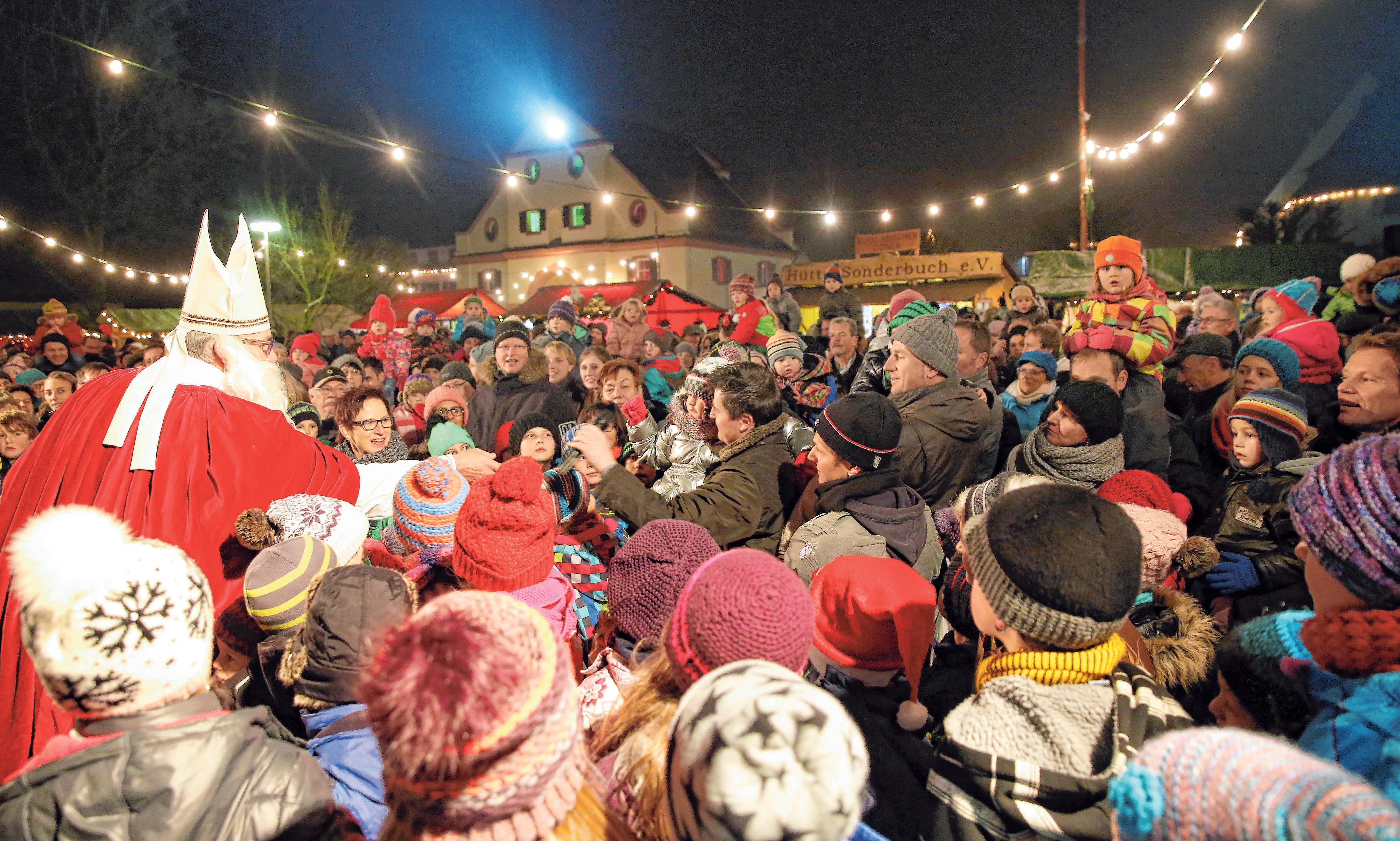 Gegen 17.30 Uhr kommt der Nikolaus auf den Zwiefalter Weihnachtsmarkt, um die Kinder zu beschenken. ARCHIVOTO: WARNACK Gegen 17.30 Uhr kommt der Nikolaus auf den Zwiefalter Weihnachtsmarkt, um die Kinder zu beschenken. ARCHIVOTO: WARNACK