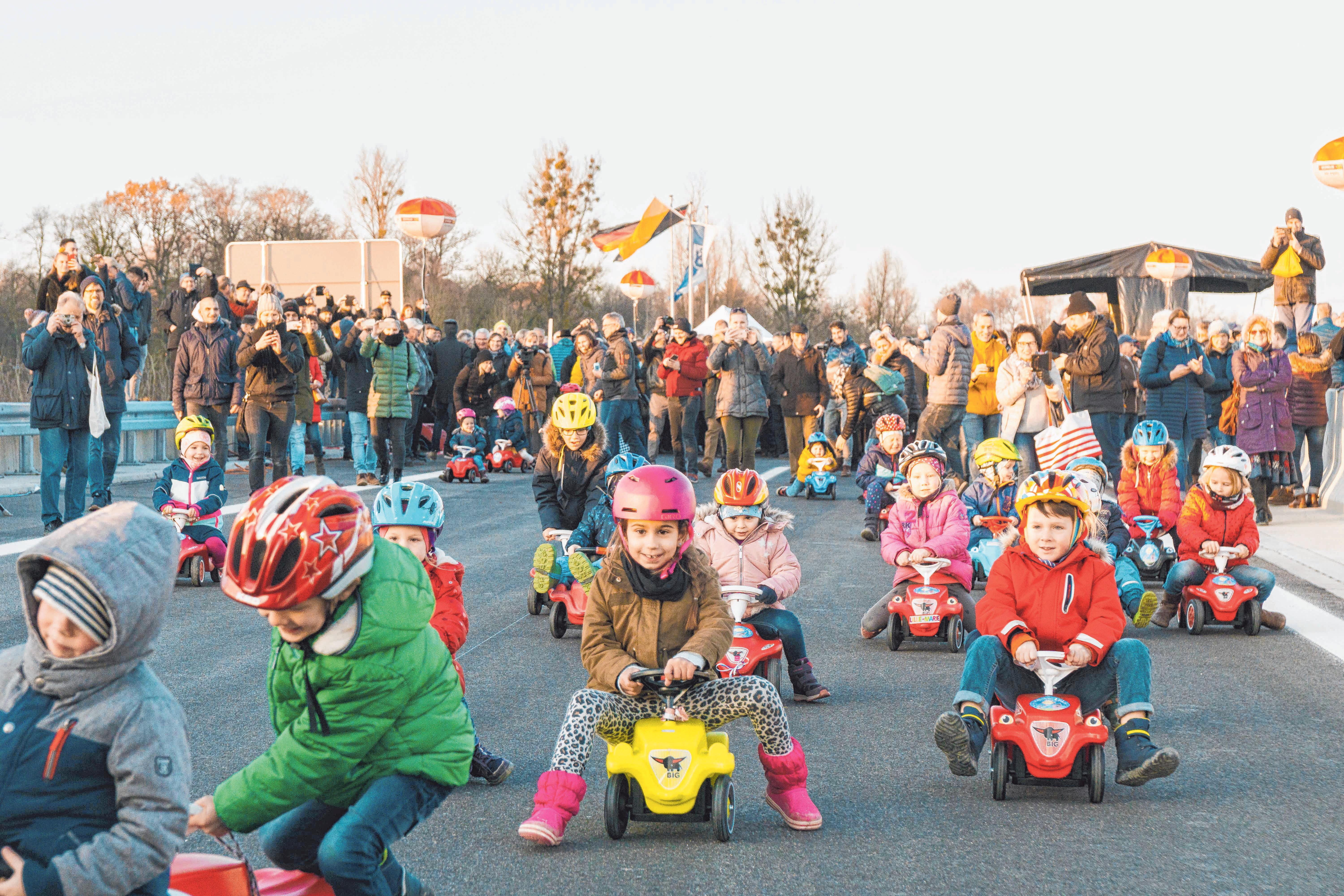 Ravensburger Kinder durften am 30. November mit ihren bunten Bobbycars als Erste die Bundesstraße 30 Süd befahren. FOTO: MARIUS HARTINGER Ravensburger Kinder durften am 30. November mit ihren bunten Bobbycars als Erste die Bundesstraße 30 Süd befahren. FOTO: MARIUS HARTINGER