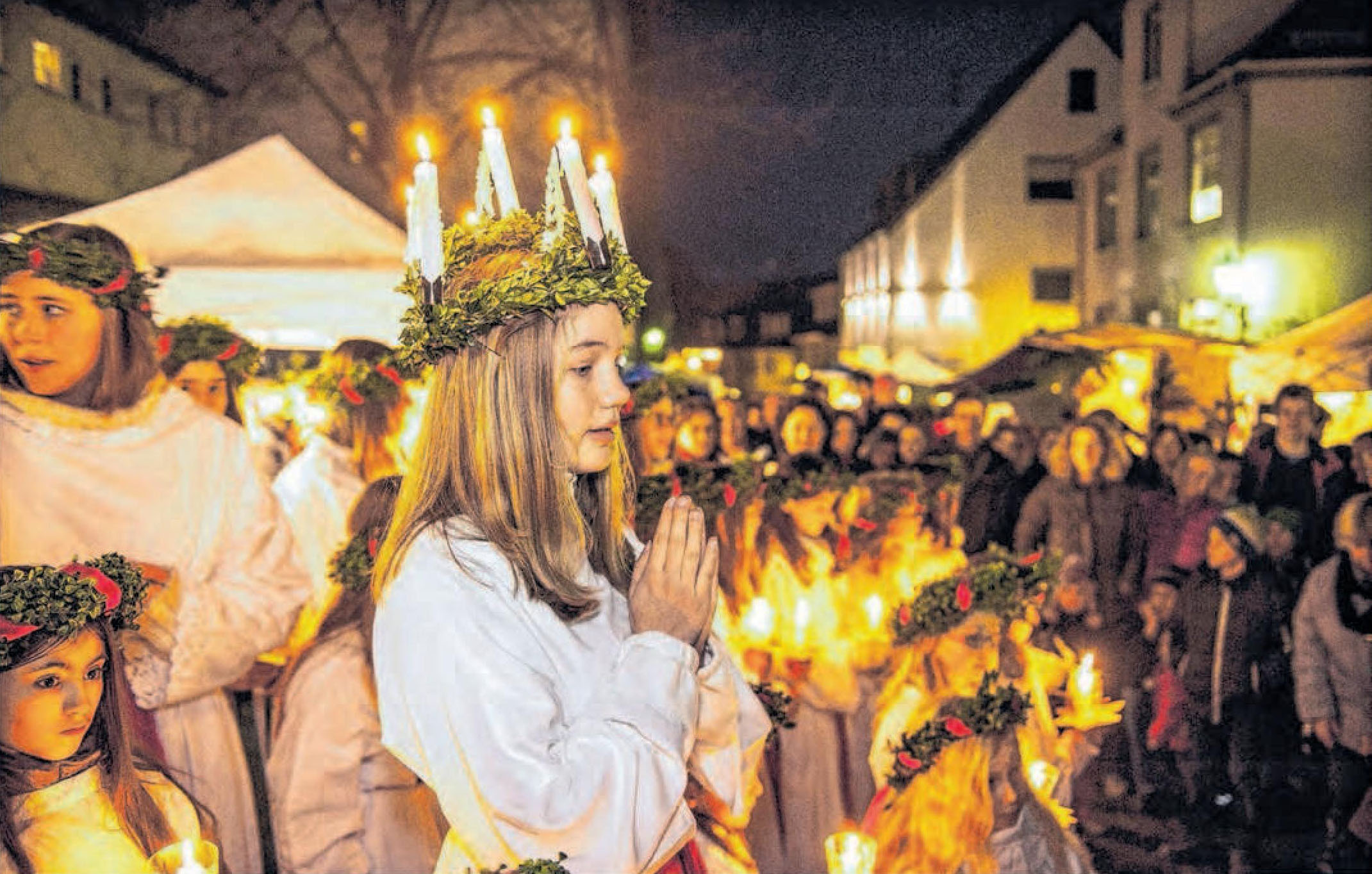 Andere Länder, andere Bräuche: In Schweden und weiteren skandinavischen Ländern wird in der Vorweihnachtszeit das Luciafest gefeiert. Lichter spielen hier eine große Rolle. Foto: Archiv Andere Länder, andere Bräuche: In Schweden und weiteren skandinavischen Ländern wird in der Vorweihnachtszeit das Luciafest gefeiert. Lichter spielen hier eine große Rolle. Foto: Archiv