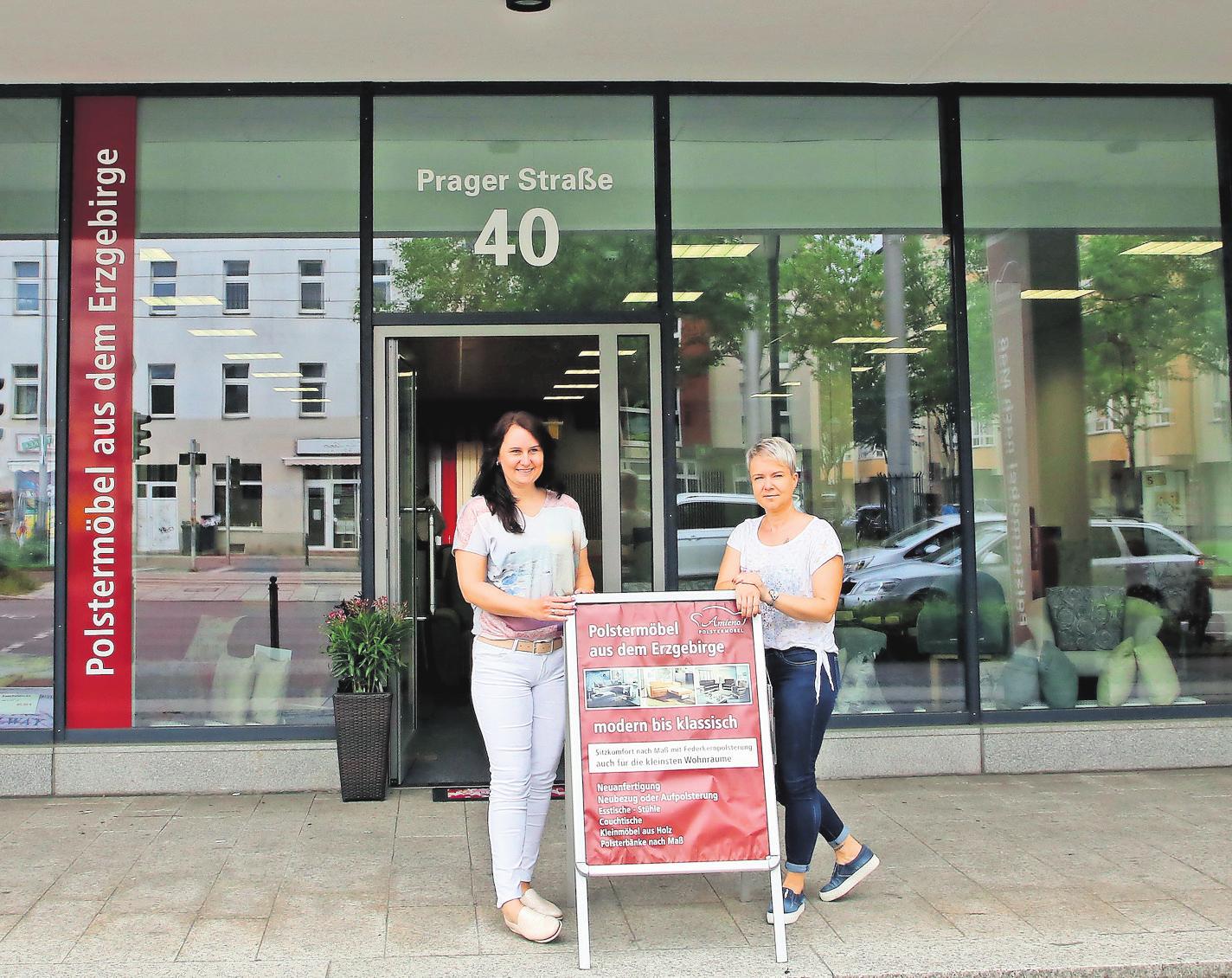 HEREIN IN DIE GUTE STUBE: Peggy Wede und Peggy Riedel beraten bei Amieno Polstermöbel zur Wohnzimmereinrichtung rund ums Sofa. Foto: André Kempner HEREIN IN DIE GUTE STUBE: Peggy Wede und Peggy Riedel beraten bei Amieno Polstermöbel zur Wohnzimmereinrichtung rund ums Sofa. Foto: André Kempner