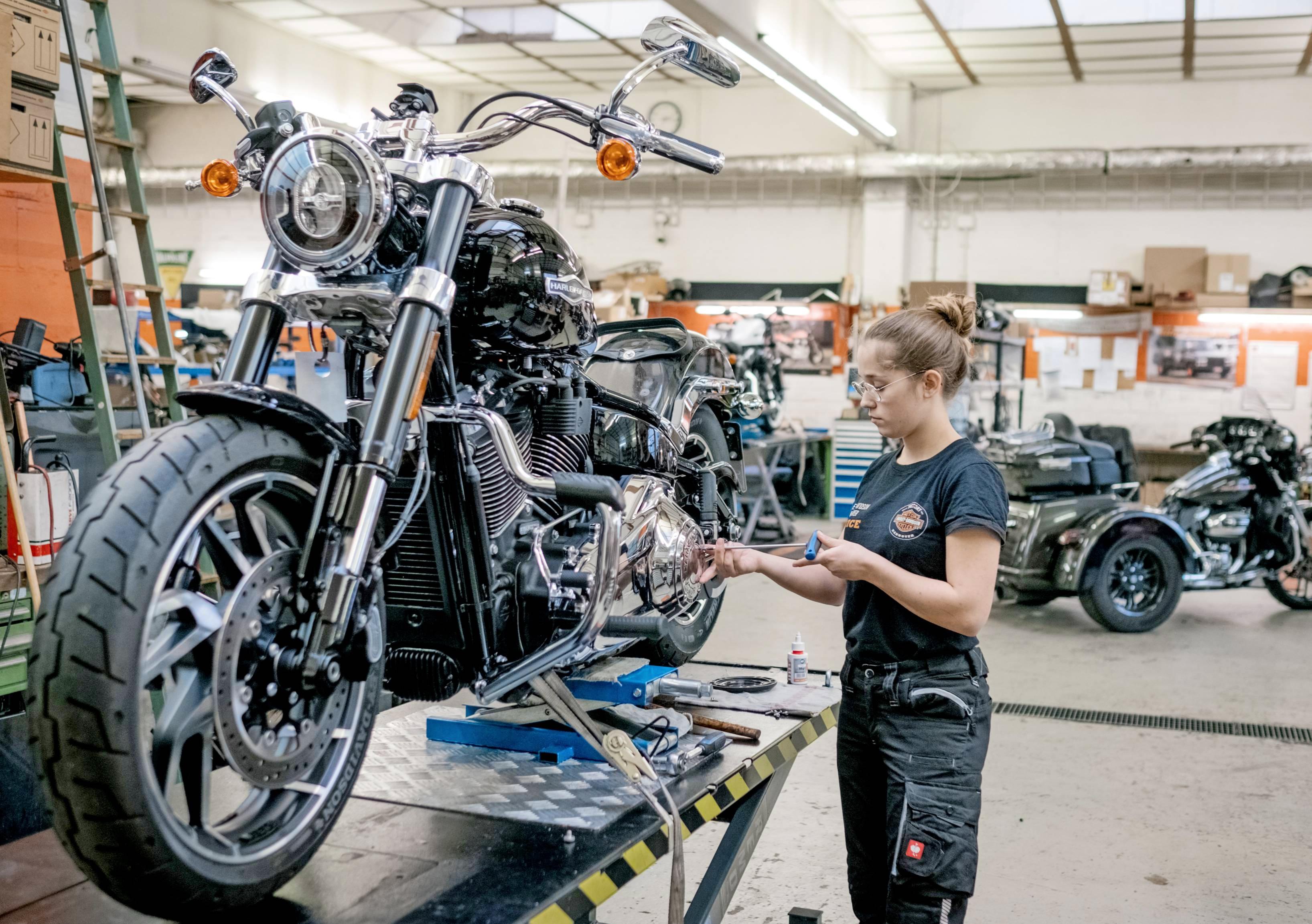 Schon jetzt freuen sich alle Biker auf die erste Ausfahrt nach der Corona-Krise. Wichtig ist aber, dass das Bike nach der langen Standzeit in den dunklen Wintermonaten erst einmal gründlich durchgecheckt wird. Foto: dpa Schon jetzt freuen sich alle Biker auf die erste Ausfahrt nach der Corona-Krise. Wichtig ist aber, dass das Bike nach der langen Standzeit in den dunklen Wintermonaten erst einmal gründlich durchgecheckt wird. Foto: dpa