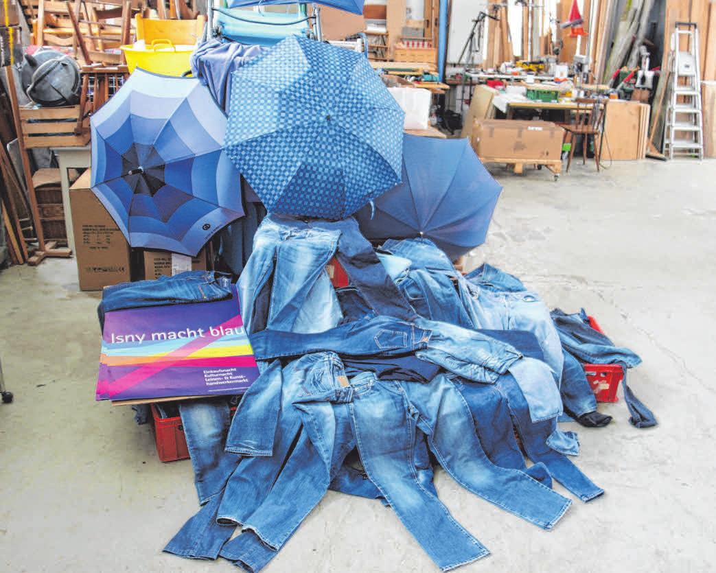 Die gespendeten Blue-Jeans werden zur blauen Dekoration. FOTO: IMG/BROCKHOFF Die gespendeten Blue-Jeans werden zur blauen Dekoration. FOTO: IMG/BROCKHOFF