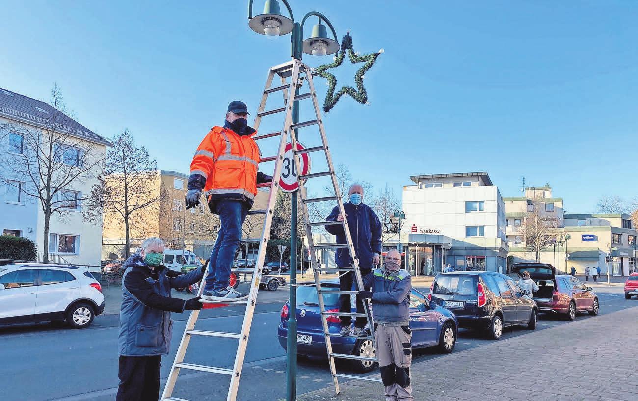 Die Altersabteilung der Feuerwehr unterstützt wie jedes Jahr die HGS und verschönert die Innenstadt mit Adventssternen. Die Altersabteilung der Feuerwehr unterstützt wie jedes Jahr die HGS und verschönert die Innenstadt mit Adventssternen.
