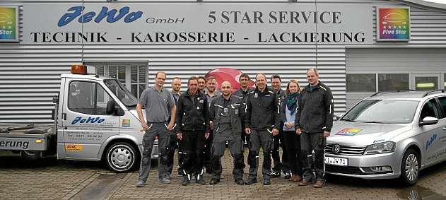 Thomas Römmelt (4. v. re.) und sein kompetentes Team von JeWo. FOTO: REG Thomas Römmelt (4. v. re.) und sein kompetentes Team von JeWo. FOTO: REG
