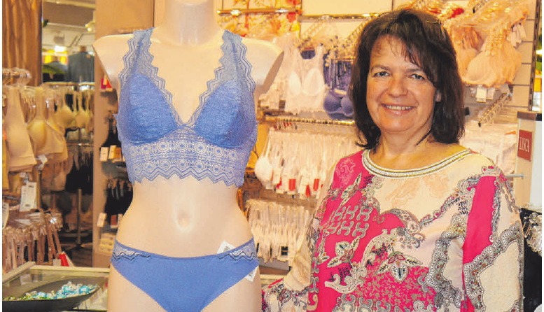 20% Nachlass auf alle aktuellen Sommerartikel (nicht aber auf Basics) gewährt Judith Hoffrichter von Plocher Dessous ihren Kundinnen am Pfingstmontag. Die Rabattaktion gilt nur an diesem Tag. Judith Hoffrichter berät die Kunden in ihrem Fachgeschäft kompetent und ehrlich zu den aktuellsten Modethemen Strandkleidung, Bademoden, Tag- und Nachtwäsche für Sie und Ihn sowie zu Dessous. Die bestechen in dieser Saison in frischem Pink, aber auch in Rot- und Blautönen. In dem Trossinger Traditionshaus finden Marktbesucherinnen BHs, Badeanzüge und Bikinis von Cup B bis Cup H in großer Auswahl. 20% Nachlass auf alle aktuellen Sommerartikel (nicht aber auf Basics) gewährt Judith Hoffrichter von Plocher Dessous ihren Kundinnen am Pfingstmontag. Die Rabattaktion gilt nur an diesem Tag. Judith Hoffrichter berät die Kunden in ihrem Fachgeschäft kompetent und ehrlich zu den aktuellsten Modethemen Strandkleidung, Bademoden, Tag- und Nachtwäsche für Sie und Ihn sowie zu Dessous. Die bestechen in dieser Saison in frischem Pink, aber auch in Rot- und Blautönen. In dem Trossinger Traditionshaus finden Marktbesucherinnen BHs, Badeanzüge und Bikinis von Cup B bis Cup H in großer Auswahl.