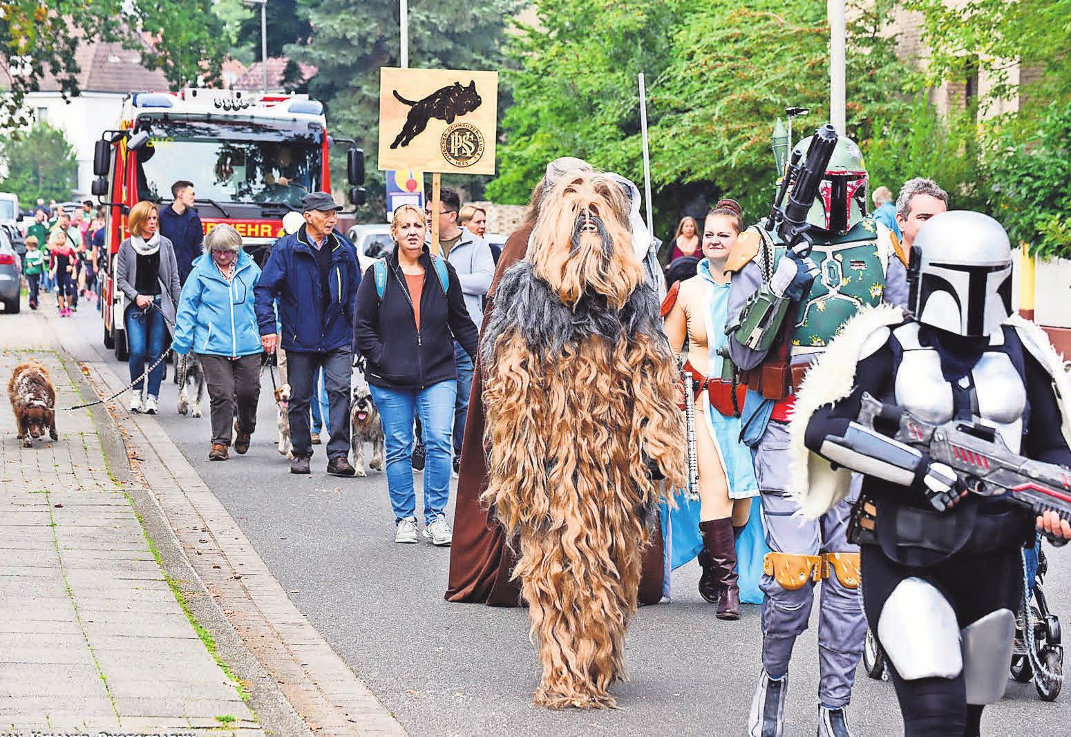 Mit dem großen Festumzug startet der Stadtteil in ein turbulentes Wochenende. Mit dem großen Festumzug startet der Stadtteil in ein turbulentes Wochenende.