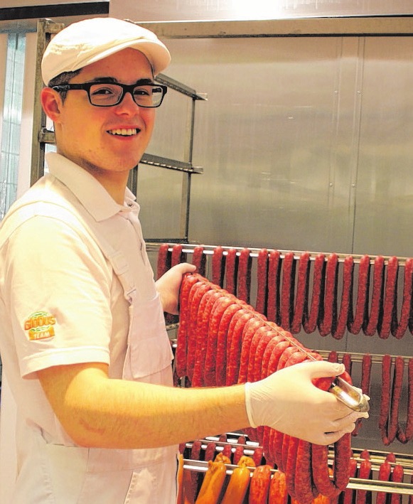 Azubi Markus Klebe macht die Arbeit in der GLOBUS-Fachmetzgerei Spaß. Azubi Markus Klebe macht die Arbeit in der GLOBUS-Fachmetzgerei Spaß.