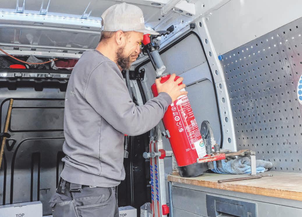 Das Überprüfen von Feuerlöscher gehört für RMP-Mitarbeiter Florian Löchle neben zahlreichen weiteren Brandschutzmaßnahmen zum Tagesgeschäft. Das Überprüfen von Feuerlöscher gehört für RMP-Mitarbeiter Florian Löchle neben zahlreichen weiteren Brandschutzmaßnahmen zum Tagesgeschäft.