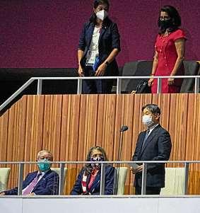 Kaiser Naruhito (r.) erklärt die Spiele für eröffnet. FOTO: DPA Kaiser Naruhito (r.) erklärt die Spiele für eröffnet. FOTO: DPA