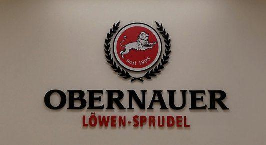 Die breite Produktpalette des Obernauer Löwen-Sprudels wird übersichtlich präsentiert. Nach der Sanierung der Räumlichkeiten erstrahlen die Büros und der große Konferenzraum in neuem Glanz. Bilder: Uhland2 Die breite Produktpalette des Obernauer Löwen-Sprudels wird übersichtlich präsentiert. Nach der Sanierung der Räumlichkeiten erstrahlen die Büros und der große Konferenzraum in neuem Glanz. Bilder: Uhland2