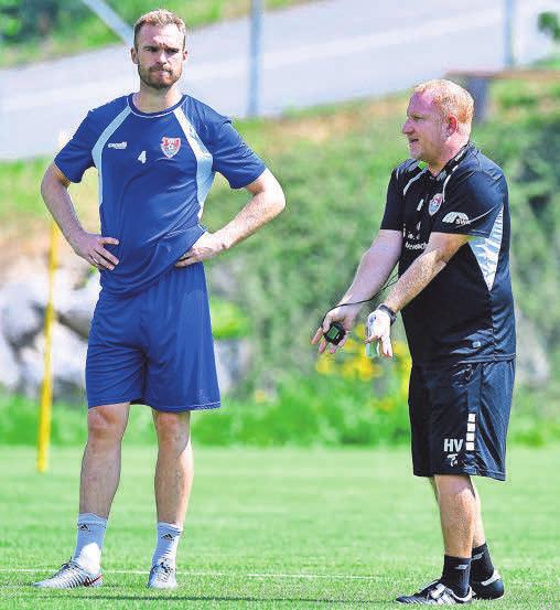 Uerdingens Trainer Heiko Vogel gibt Jan Kirchhoff Anweisungen. Uerdingens Trainer Heiko Vogel gibt Jan Kirchhoff Anweisungen.