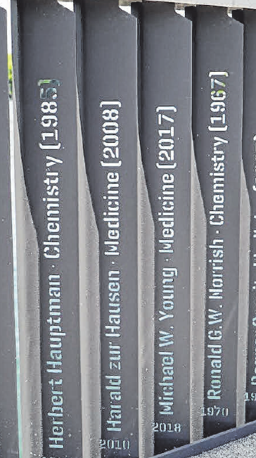 Ehrung: Die Nobelpreisträger sind auf den Geländerstreben namentlich genannt. FOTO:OH Ehrung: Die Nobelpreisträger sind auf den Geländerstreben namentlich genannt. FOTO:OH
