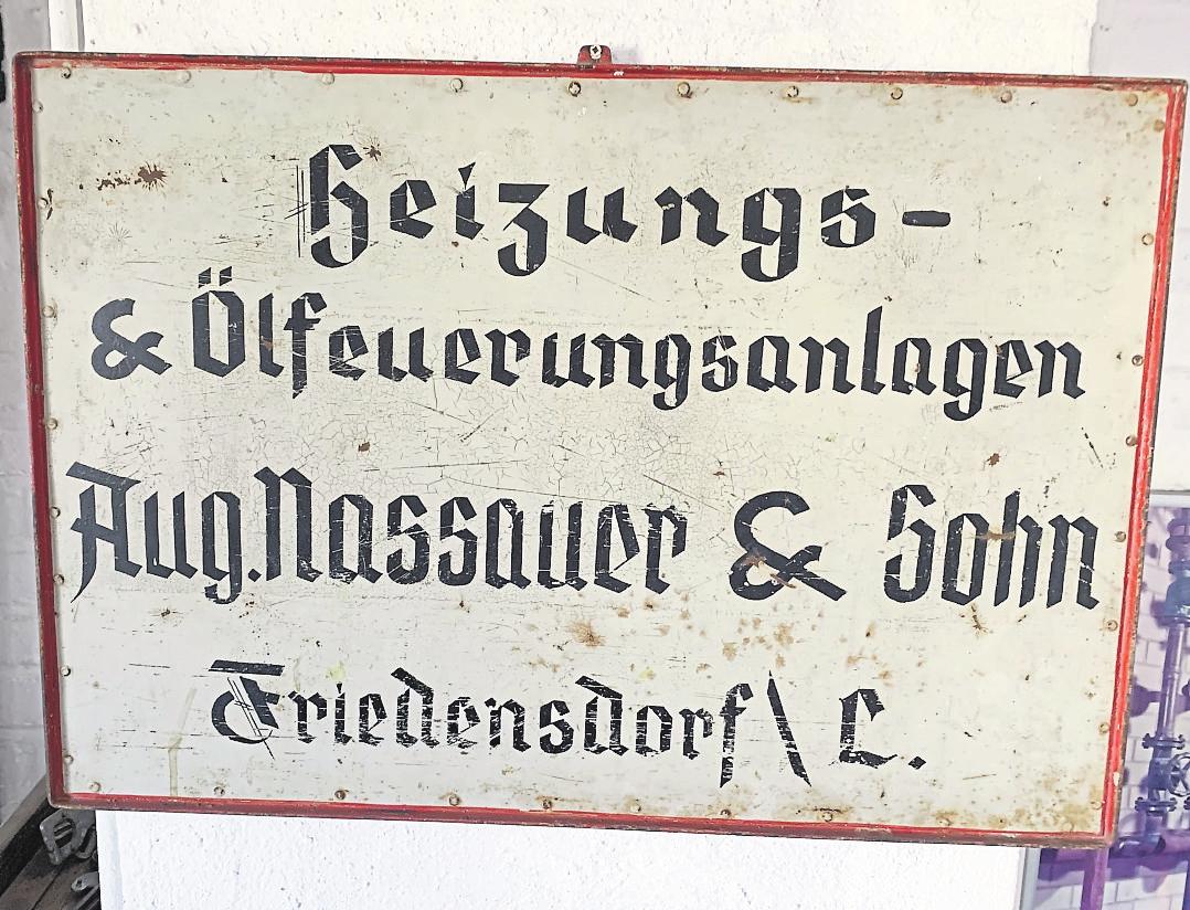 Noch vorhanden und ein Zeuge von vergangenen Tagen: das Schild der Firma „Aug. Nassauer & Sohn“. Foto: Sascha Valentin Noch vorhanden und ein Zeuge von vergangenen Tagen: das Schild der Firma „Aug. Nassauer & Sohn“. Foto: Sascha Valentin