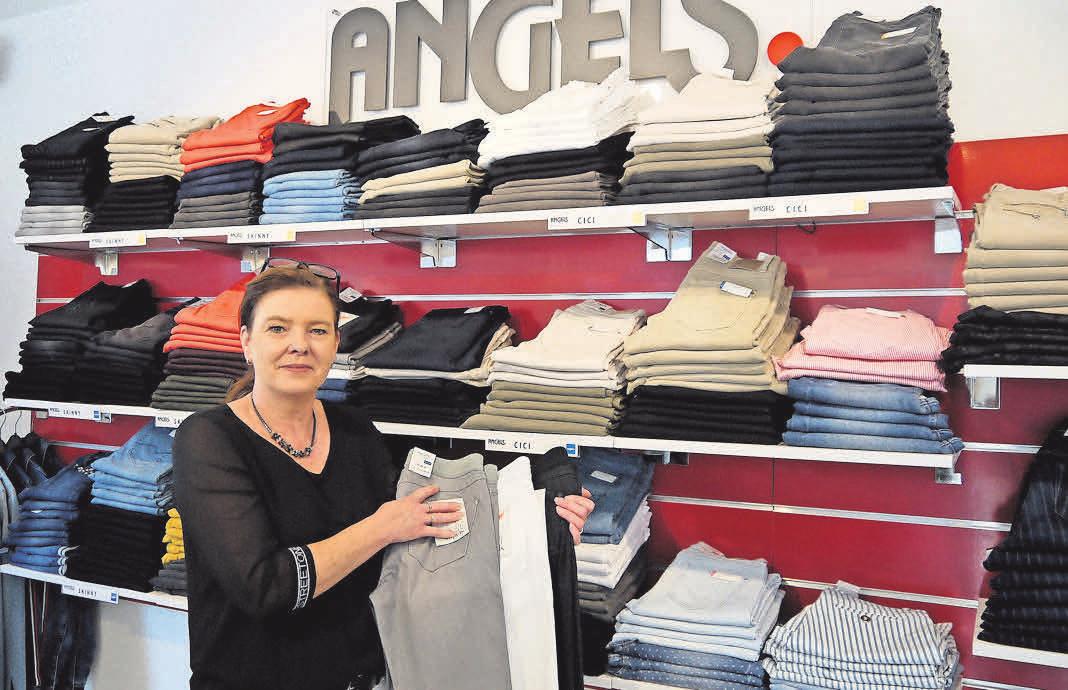 „Flexibel: Die neuen One-Size Jeans gehören bei Ilona Niemann zu den Kundenlieblingen.“ Foto: Witzig