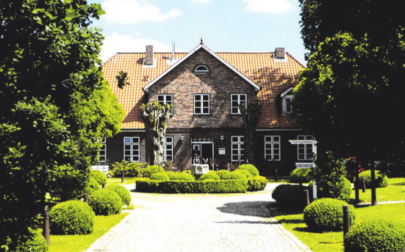 Historisches Gutshaus, umgeben von alten Kastanien: das Hotel Friederikenhof am Elbe-Lübeck-Kanal