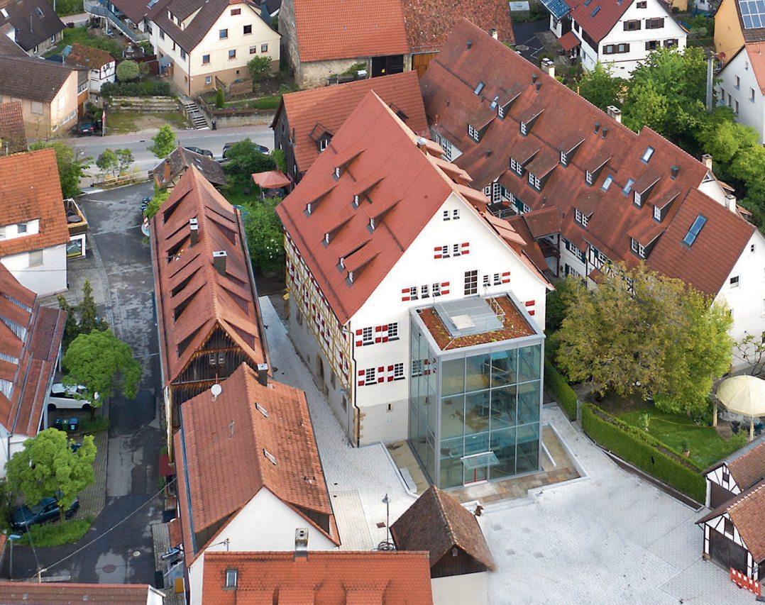Das Schloss aus der Vogelperspektive zu sehen.