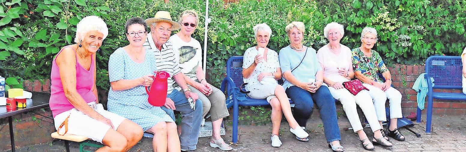 Cornelia Anolke (Zweite von links) und Monika Karow (Vierte von links) laden zum Tortenessen ein. Cornelia Anolke (Zweite von links) und Monika Karow (Vierte von links) laden zum Tortenessen ein.