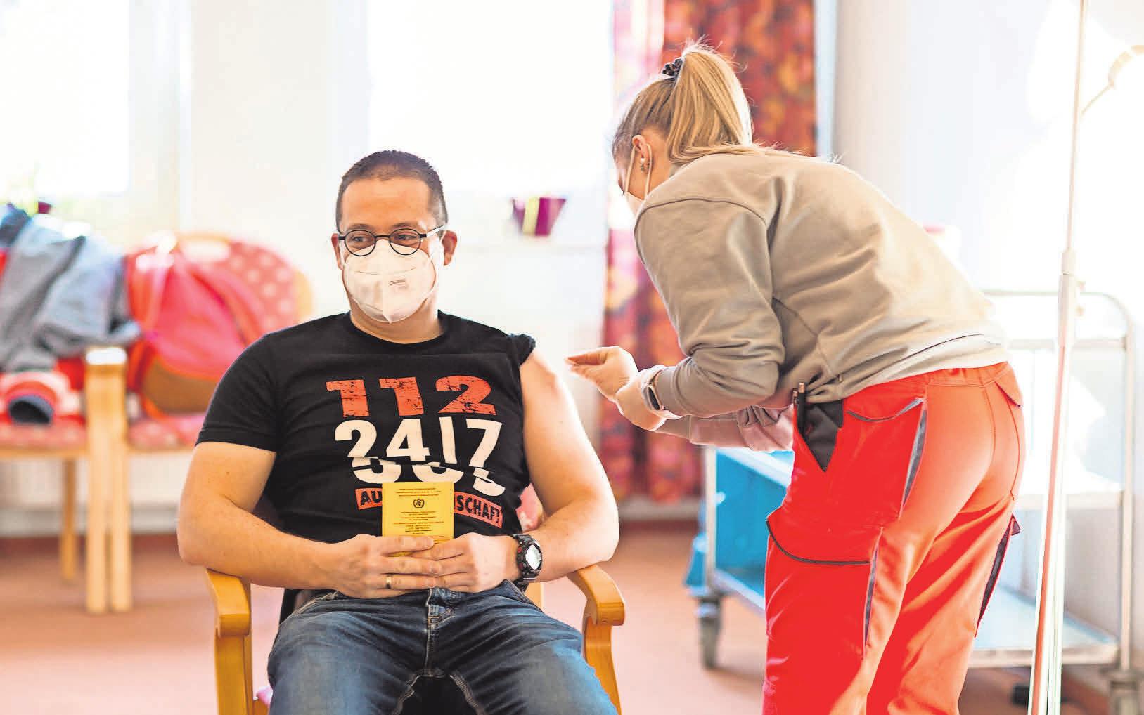 Mit gutem Beispiel voran: Jens Paul, Leiter der Einrichtung „Haus Gehrden“, war gestern der erste, der sich eine Spritze gegen das Corona-Virus abgeholt hat. Foto: Christiane Neupert (2) Mit gutem Beispiel voran: Jens Paul, Leiter der Einrichtung „Haus Gehrden“, war gestern der erste, der sich eine Spritze gegen das Corona-Virus abgeholt hat. Foto: Christiane Neupert (2)