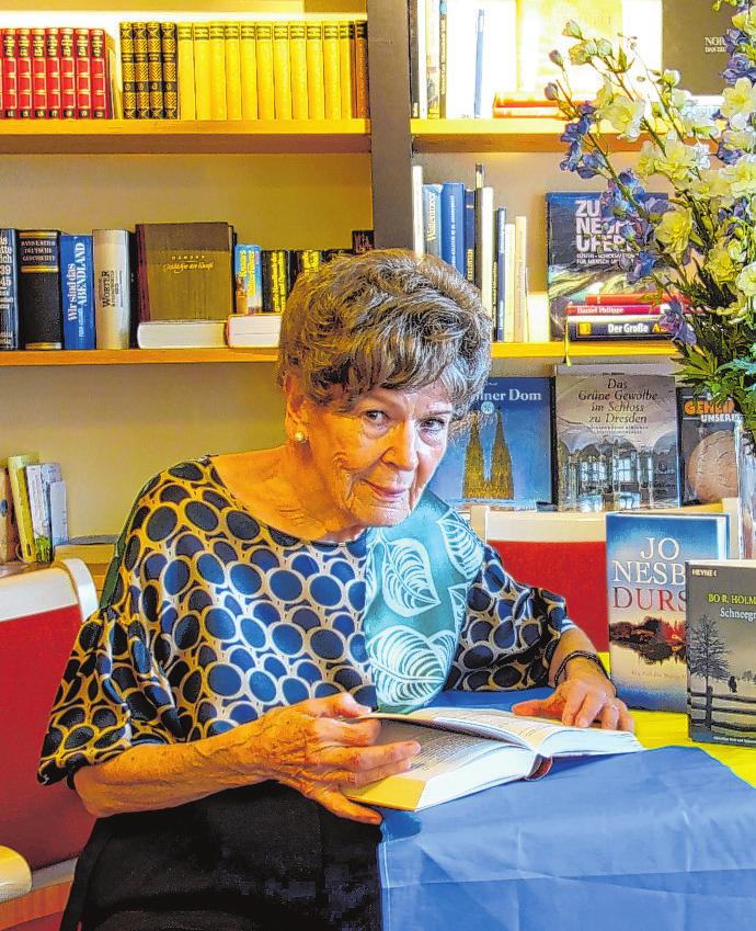 Bewohnerin Christel Hansen (84) kümmert sich ehrenamtlich um die Bibliothek in der Kursana Residenz Niendorf Foto: Kursana