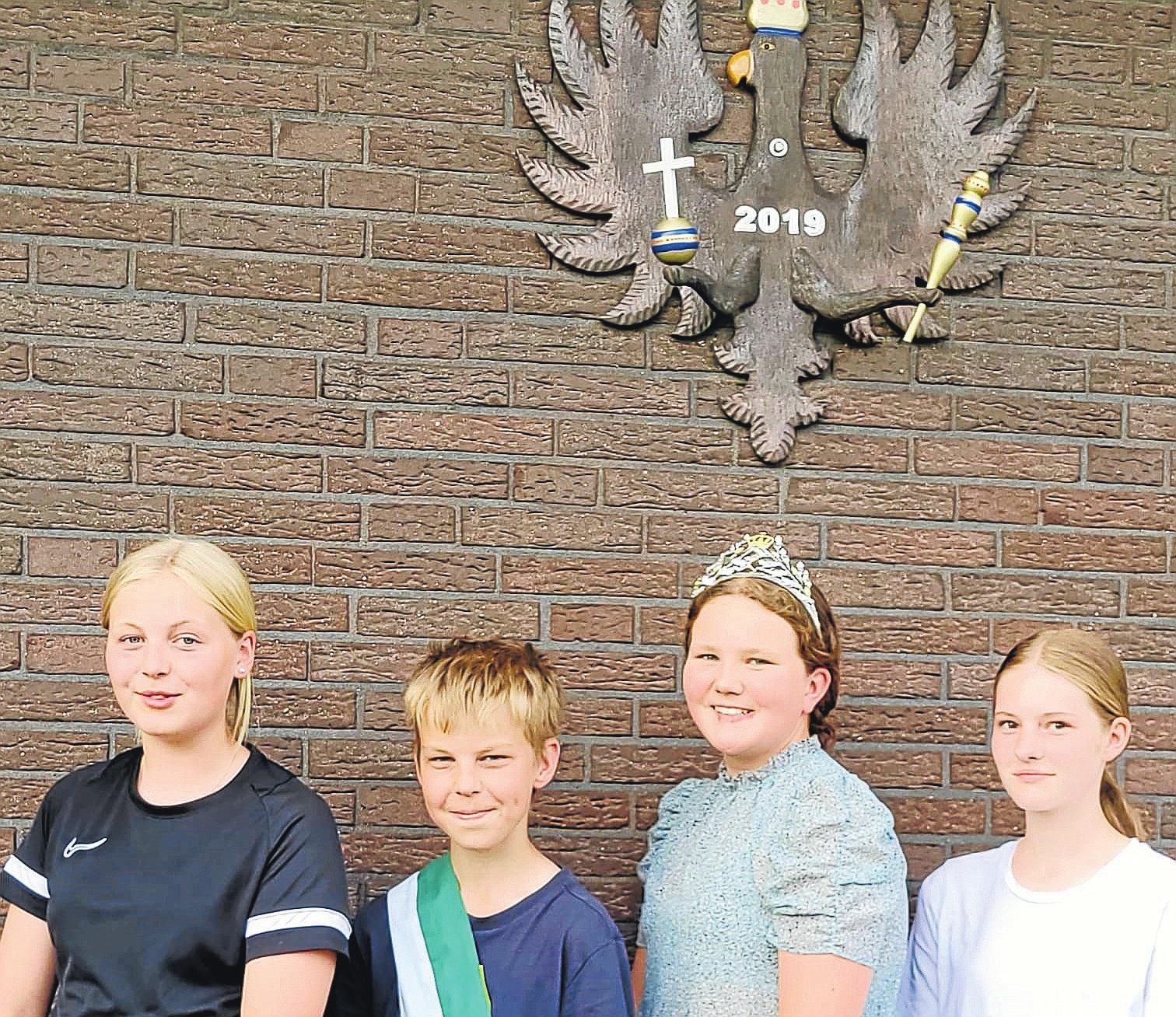 Der Kinderthron: (von links) Klara Marstall, Kinderprinz Robin Hagedorn, Kinderkönigin Lotta Oevermann und Thea Grote.