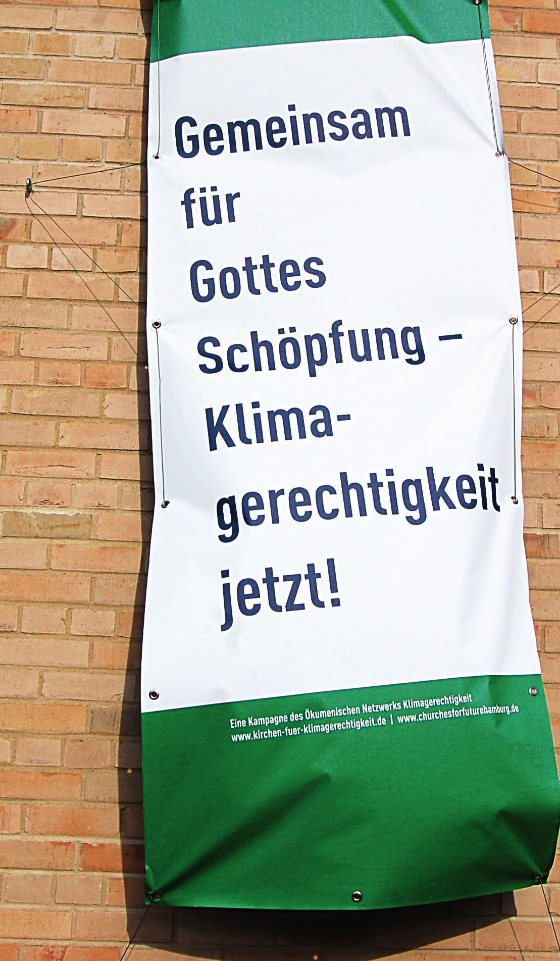 Außen am Haus der Kirche: mit dem Banner wird Flagge gezeigt für Klimagerechtigkeit Fotos: bk/ Grafiken: gettyImages/ Stefanie Keller