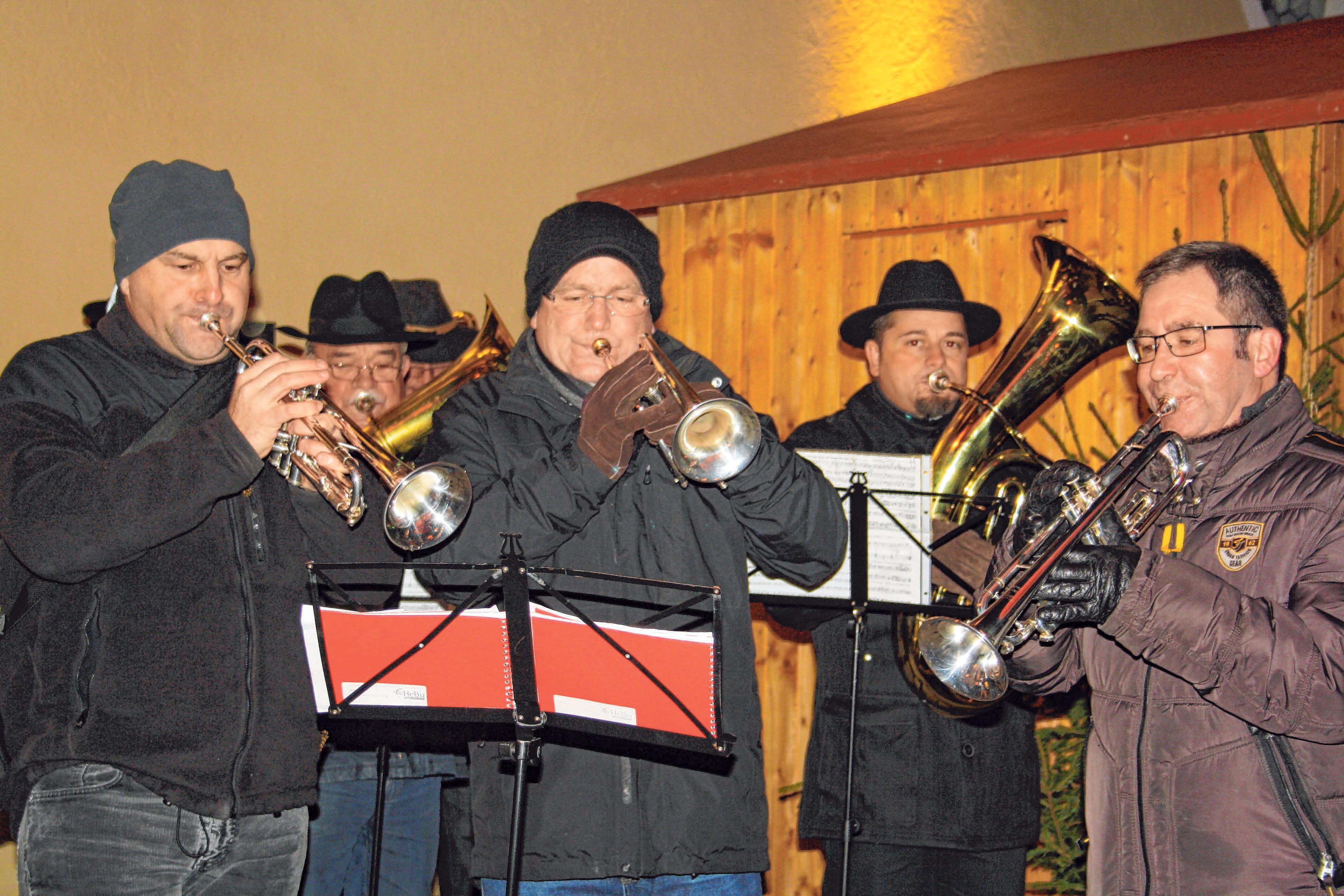 Auf dem Marienplatz werden weihnachtliche Lieder zum Besten gegeben. Auf dem Marienplatz werden weihnachtliche Lieder zum Besten gegeben.