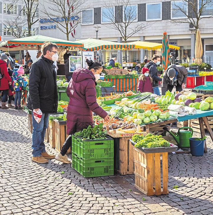 Die Wochenmarktbeschicker warten weiterhin mit frischen Produkten aus der Region auf. Foto: Rüdiger Dunker Die Wochenmarktbeschicker warten weiterhin mit frischen Produkten aus der Region auf. Foto: Rüdiger Dunker