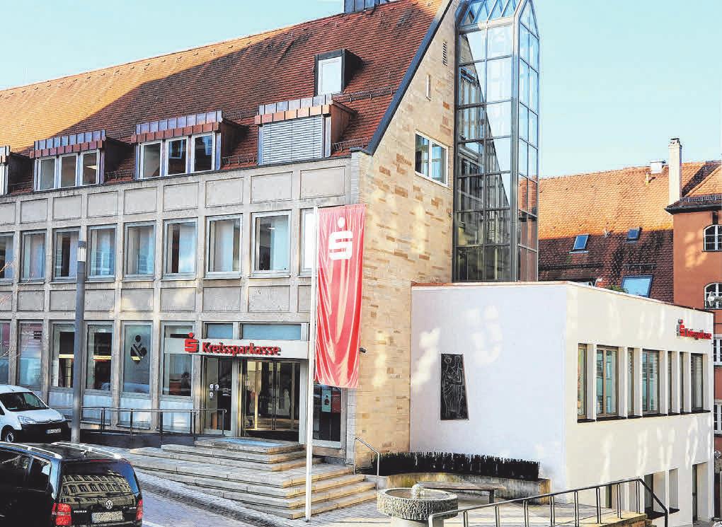 Nach einer gut einjährigen Umbauzeit präsentiert sich die Sparkassenfiliale in Ellwangen nun in einem völlig neuen und modernen Stil. Nach einer gut einjährigen Umbauzeit präsentiert sich die Sparkassenfiliale in Ellwangen nun in einem völlig neuen und modernen Stil.