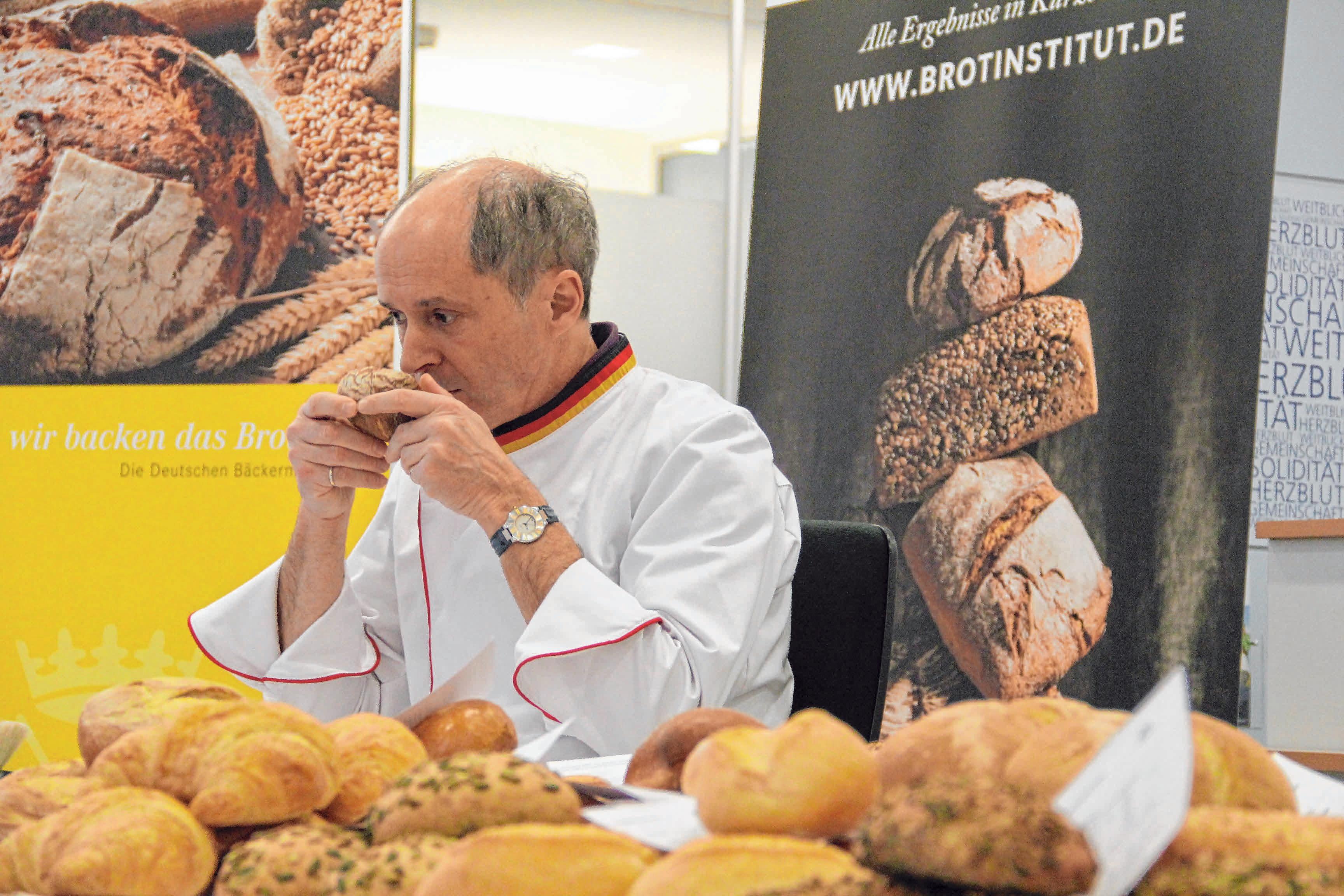 Brotprüfer Manfred Stiefel beim Geruchstest. Nicht zu stark und nicht zu schwach sollte ein guten Brot riechen. Aber vor allem sollte es Lust machen, hineinzubeißen. FOTO: L.KLEBAUM Brotprüfer Manfred Stiefel beim Geruchstest. Nicht zu stark und nicht zu schwach sollte ein guten Brot riechen. Aber vor allem sollte es Lust machen, hineinzubeißen. FOTO: L.KLEBAUM