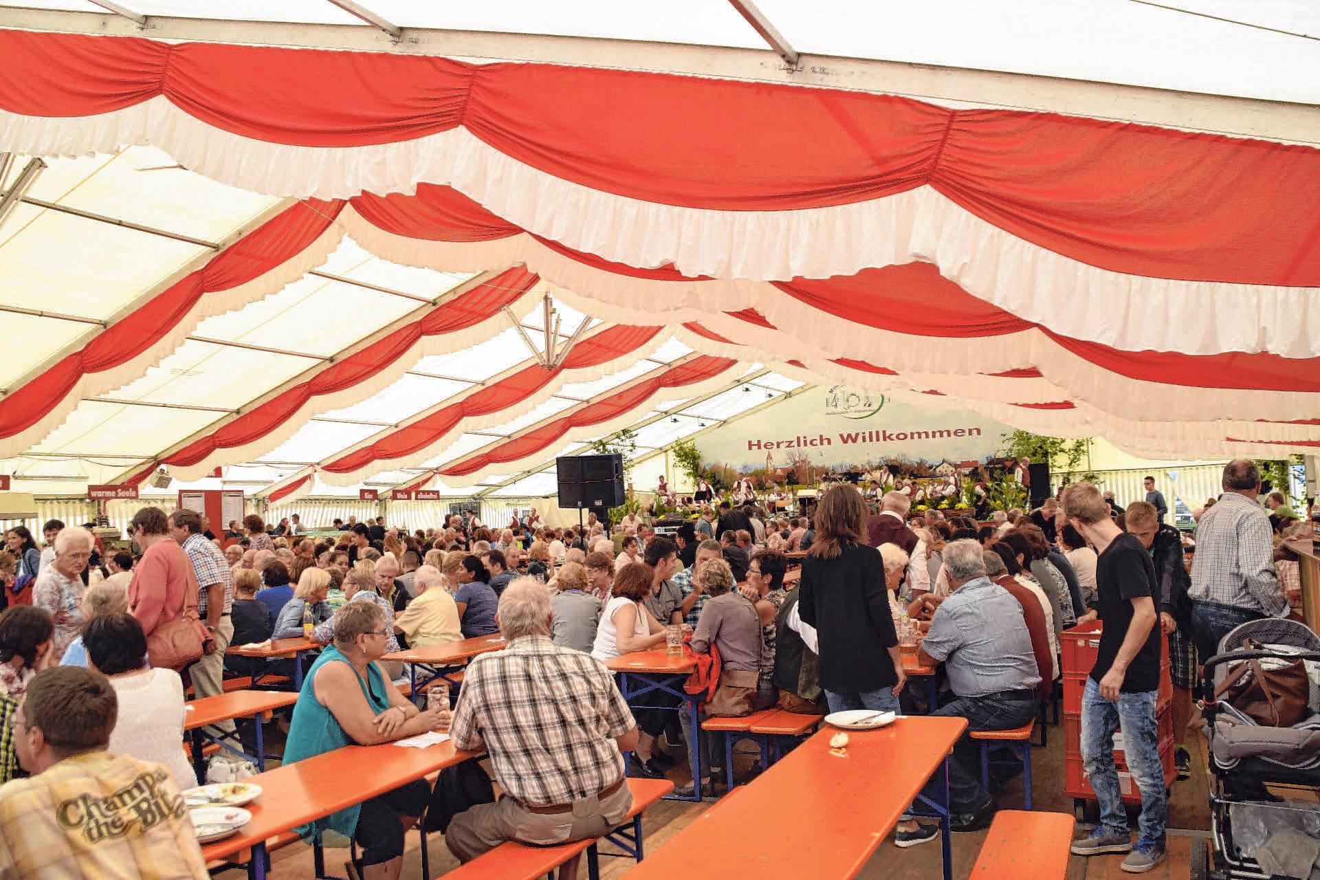Im Festzelt in Dettingen lässt es sich gut feiern FOTO: PRIVAT Im Festzelt in Dettingen lässt es sich gut feiern FOTO: PRIVAT