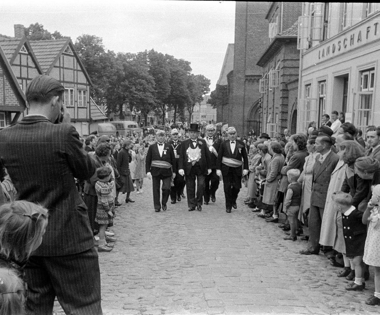 Die Schützengilde am Morgen des Gildefestes 1951 mit König Heinrich Ehlers. FOTO: HFR Die Schützengilde am Morgen des Gildefestes 1951 mit König Heinrich Ehlers. FOTO: HFR