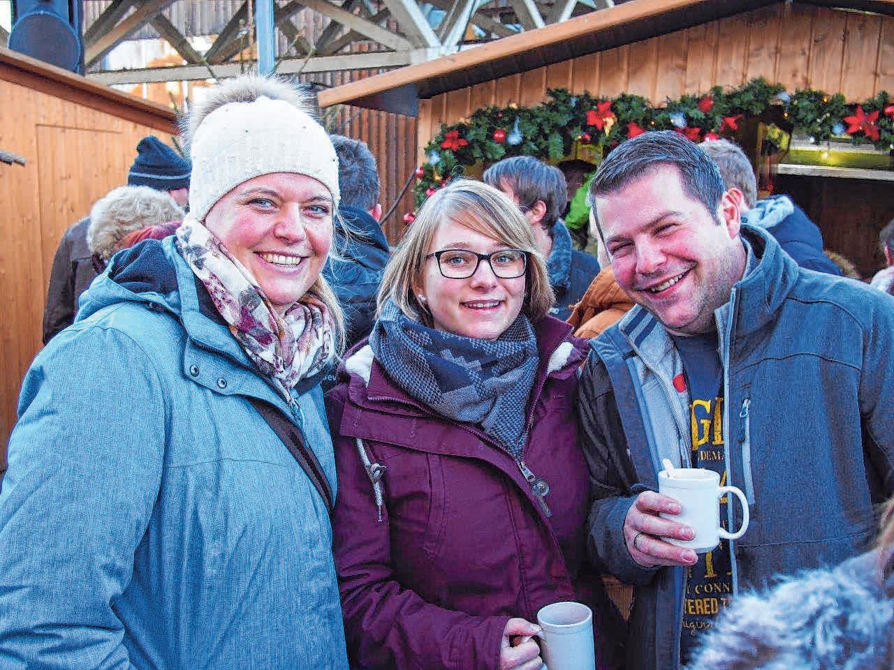 Besucher aus Nah und Fern lieben den Erisdorfer Markt wegen der kuscheligen, heimeligen Atmosphäre im Rund der Stände auf dem liebevoll dekorierten Marktplatz. Besucher aus Nah und Fern lieben den Erisdorfer Markt wegen der kuscheligen, heimeligen Atmosphäre im Rund der Stände auf dem liebevoll dekorierten Marktplatz.